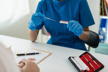 Adam dişçi kliniğinde dişçi muayenesinden geçiyor. Diş sağlığınızı kontrol edin ve uzaktan Moel diş hekiminden oral bakım tavsiyesi alın.