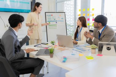 Ofiste dizüstü bilgisayarla pazarlama konsepti, Asyalı iş grubu takım çalışması beyin fırtınası toplantısı ve strateji, finansal analiz, başarılı plan.