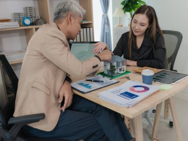 Yaşlı bir çift, ipotek ya da ev sigortası için nasıl başvurulacağını açıklar. Bir emlakçı, dosyasında evi satın almak isteyen Asyalı genç bir çifte evin detaylarını gösteriyor. Yeni bir ev alacağım...