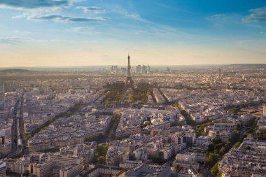 Eyfel Kulesi 'ne bakan Paris' in havadan görünüşü