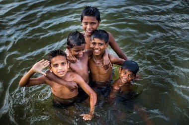Mysore, Karnataka, Hindistan - 05 / 30 / 2015 Kaygısız çocuklar nehir kaveri nehrinde