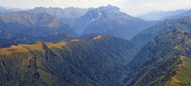 Panorama, Fisht Dağı 'nın tepesinden nefes kesici bir manzara. Kafkaslar.