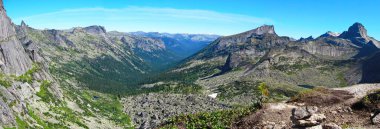 Rusya, Krasnoyarsk Bölgesi, Batı Sayan Dağları, Ergaki Tepesi. Güzel manzara ve panorama. Yaz, yürüyüş, seyahat, dağlar.