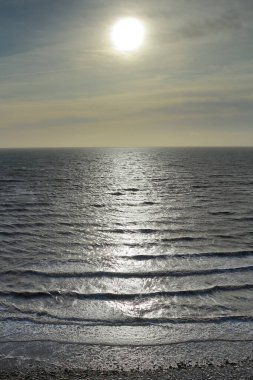 Denizde güneş parlıyor.