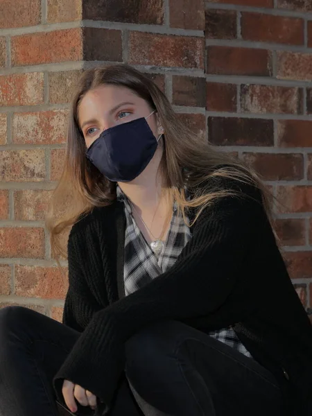 Ragazza Che Indossa Ppe Seduto Sulla Soglia Casa — Foto Stock