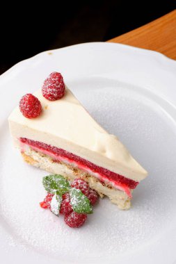 Lezzetli ahududu peynir pasta