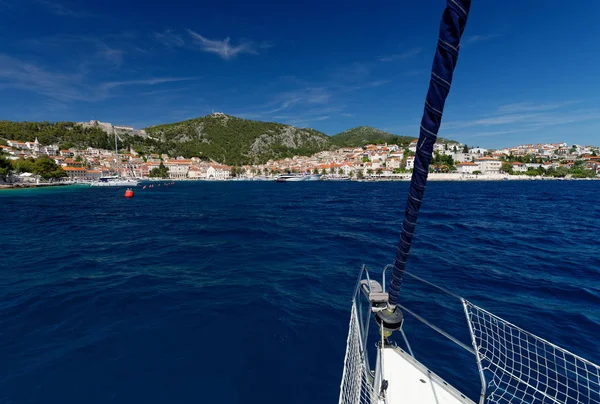 Harbor of old Adriatic island town Hvar — Stock Photo, Image