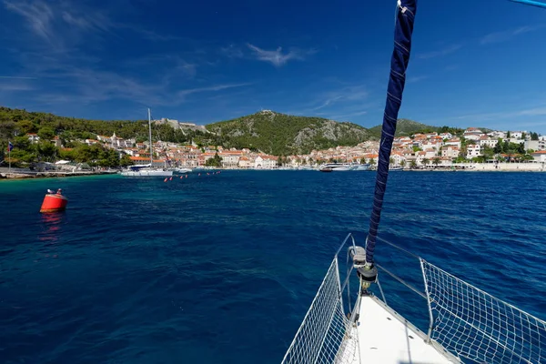 Harbor of old Adriatic island town Hvar — Stock Photo, Image