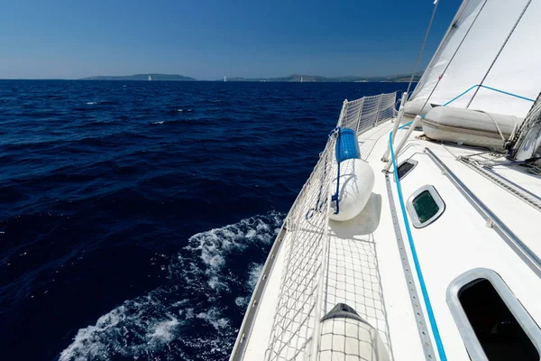 Luksusowy jacht na morzu wyścig — Zdjęcie stockowe