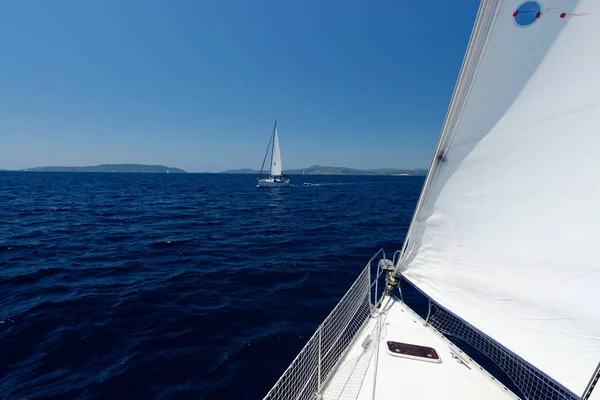Lyxyacht på sea race — Stockfoto