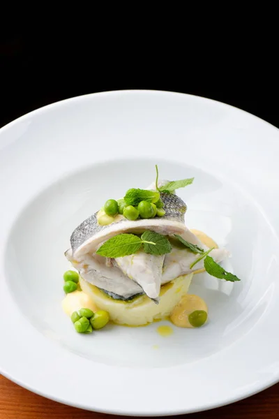 Filé Seabass Com Batata Vegetal Purê — Fotografia de Stock