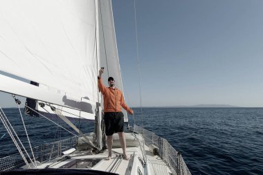 Güneşli bir günde yelken yelkenli ve selfie yapma adam