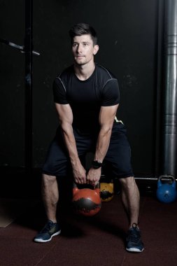 Bir kettleball ile çalışma dışarı bir vücut geliştirmeci fotoğrafı