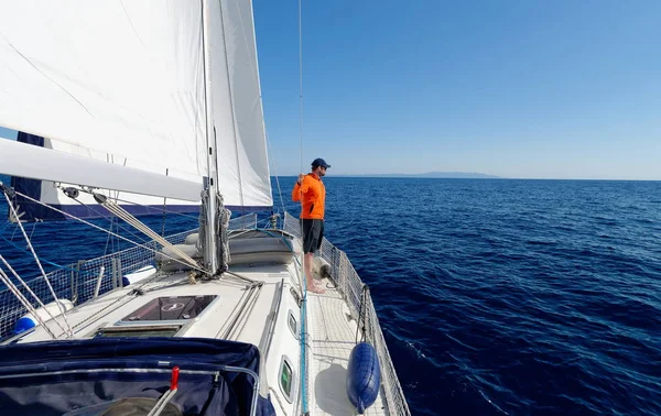 Man Sailing Sails Out Sunny Day — Stock Photo, Image