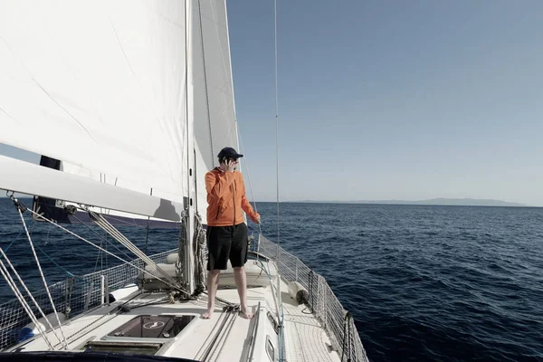 Homme Naviguant Avec Les Voiles Par Une Journée Ensoleillée Parlant — Photo