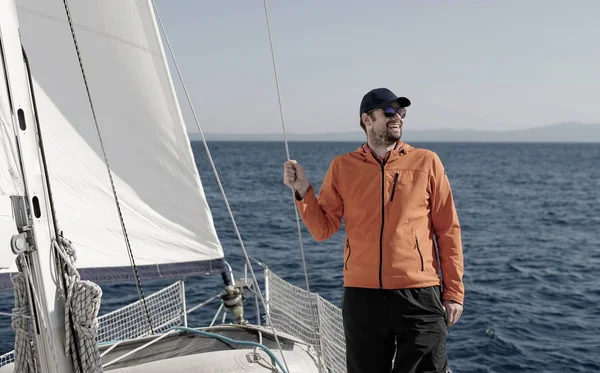 Homme Naviguant Avec Les Voiles Par Une Journée Ensoleillée — Photo