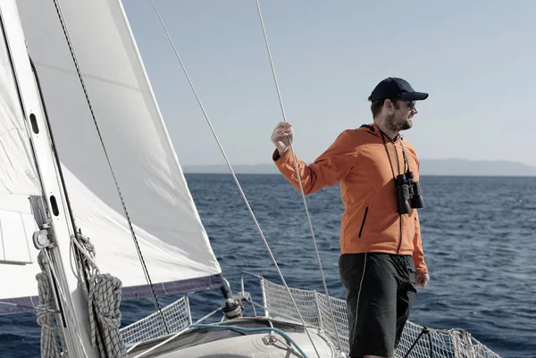 Homme Naviguant Avec Les Voiles Par Une Journée Ensoleillée — Photo