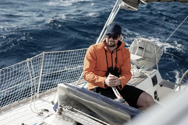 Hipster Homme Naviguant Avec Des Voiles Par Une Journée Ensoleillée — Photo