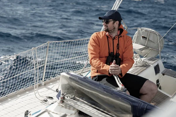 Hipster Homme Naviguant Avec Des Voiles Par Une Journée Ensoleillée — Photo