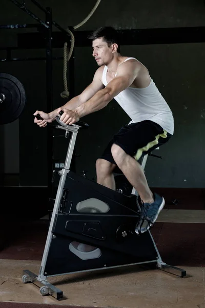 Focused fit man on the spin bike — Stock Photo, Image
