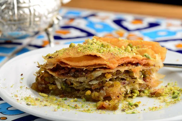 Traditional Turkish arabic dessert - baklava — Stock Photo, Image