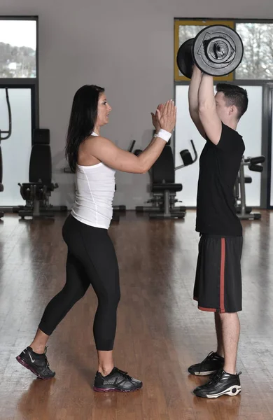 Entrenadora personal femenina trabajando — Foto de Stock