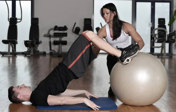 Entrenadora personal femenina trabajando — Foto de Stock