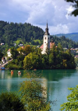 Küçük ada ve çarpıcı kale, Bled, Slovenya, Avrupa St Marys kilise ile Bled Gölü