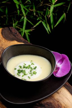 Tay hindistan cevizi mantar çorbası 