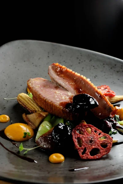 Canard rôti aux prunes — Photo