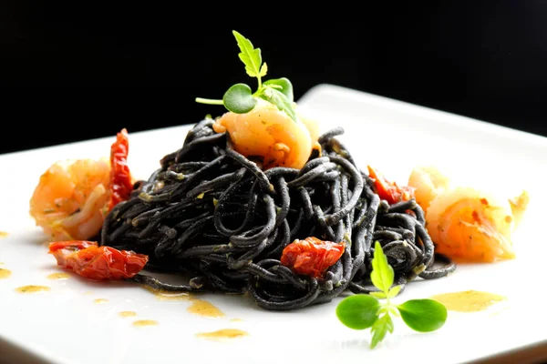 Buena comida, pasta italiana de tinta de calamar — Foto de Stock