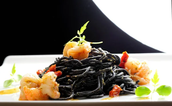 Cucina raffinata, pasta ai calamari italiani — Foto Stock