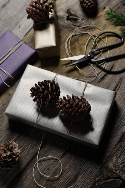 Stylowe Rustykalne Prezenty Świąteczne Pudełko Prezentuje Starym Drewnianym Stole — Zdjęcie stockowe