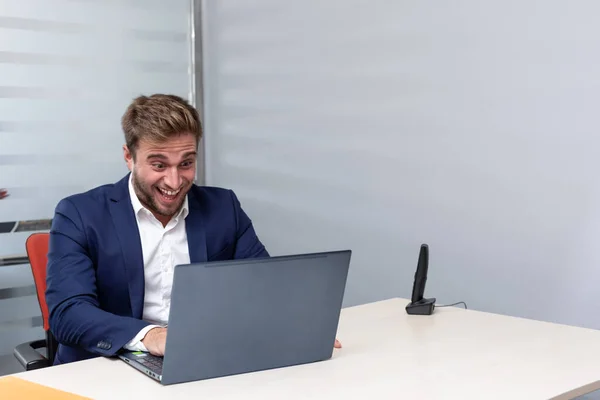 Genç Coşkulu Adamı Ofiste Video Görüşmesi Yapıyor — Stok fotoğraf