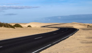 Fuerteventura adasındaki Corralejo kumullarının ortasındaki yol.