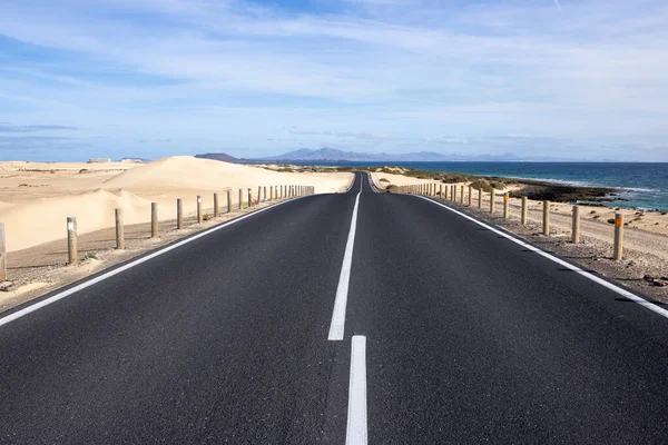 Δρόμος Στη Μέση Των Αμμόλοφων Corralejo Στο Νησί Fuerteventura — Φωτογραφία Αρχείου