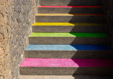 Eşcinsel gurur bayrağıyla boyanmış adımlar - lgtbq