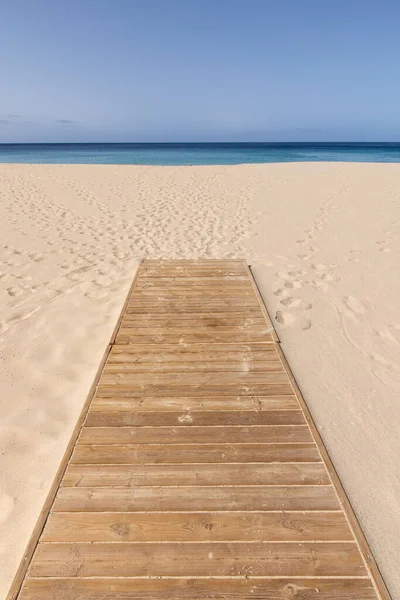 Fotografia Vertical Praia Corralejo Fuerteventura Com Acesso Madeira Primeiro Plano — Fotografia de Stock