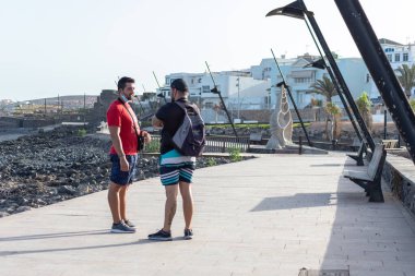 PUERTO DEL ROSARIO, LAS PALMAS, SPAIN - 18 Eylül 2020: insanlar şehrin deniz yürüyüşü sırasında yürür ve egzersiz yapar - yeni normallik - sosyal uzaklık