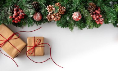 Beyaz arkaplan başlıklı çam dalları ve hediye kutusu - Yatay Noel posteri, tebrik kartları, web sitesi - Kopyalama alanı