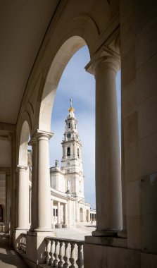 Mabedin anıtsal kıyafeti ve Fatima leydimizin bazilikası.