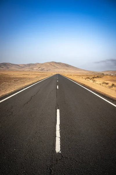 Opuštěná Silnice Horami Pozadí Suché Krajině Kanárských Ostrovech Fuerteventura — Stock fotografie