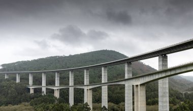 Asturias vadilerindeki köprüler. İspanya