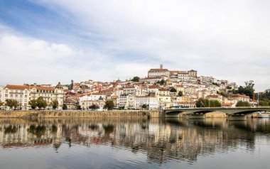Portekiz 'in Coimbra şehrinin Mondegoo Nehri tarihi merkezinden manzara