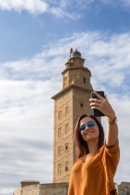 Herkül Kulesi, La Coruna, İspanya 'da selfie çeken kadın Towe' a odaklan.