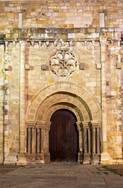 İspanya 'nın Zamora şehrindeki bir kilise kapısının kemeri.