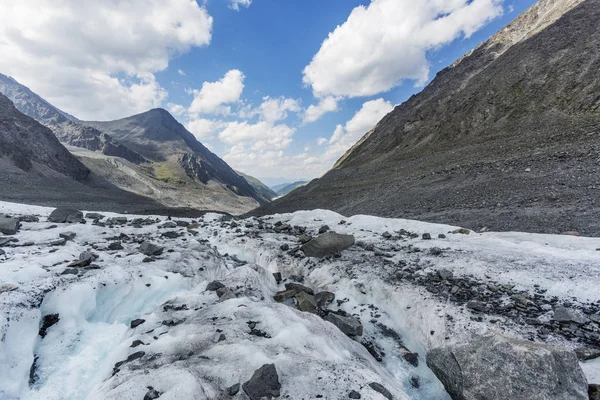 Huso Mountain, altay manzara yakınındaki bir buzulun üzerinde akış. Rusya
