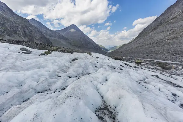 Huso Mountain, altay manzara yakınındaki bir buzulun üzerinde akış. Rusya