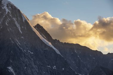 Beluha dağın batan güneşin turuncu ışınları içinde. Altay, Rusya Federasyonu