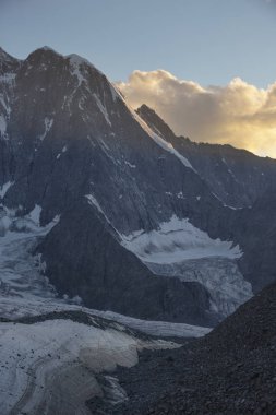 Beluha dağın batan güneşin turuncu ışınları içinde. Altay, Rusya Federasyonu
